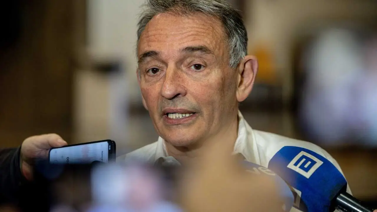 El diputado de Sumar, Enrique Santiago, atiende a los medios durante el acto del 40 Aniversario de Izquierda Unida