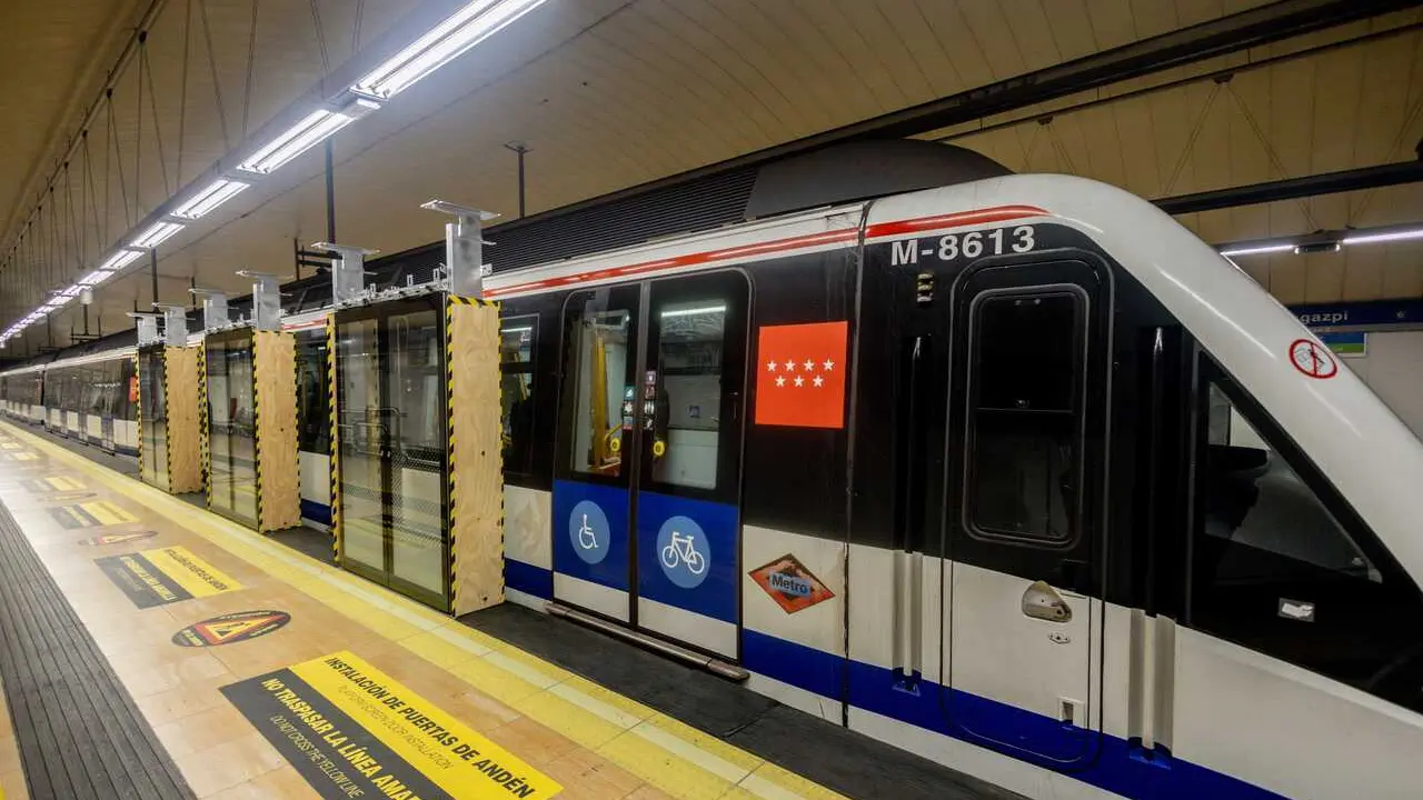 Archivo - Varias puertas de And&eacute;n colocadas recientemente, en la l&iacute;nea 6 del metro de Madrid, en la estaci&oacute;n de Legazpi, a 30 de enero de 2026, en Madrid (Espa&ntilde;a).