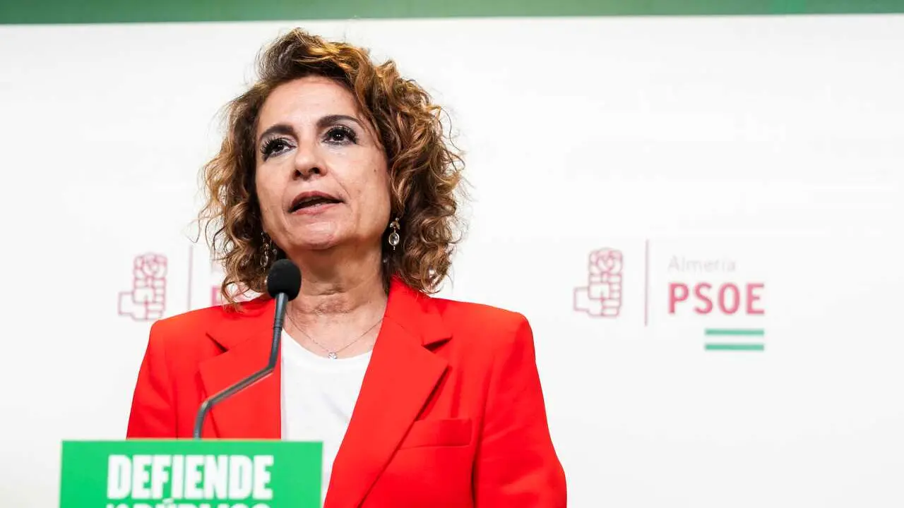 La secretaria general del PSOE-A, Mar&iacute;a Jes&uacute;s Montero, atiende a los medios. Imagen de archivo. 