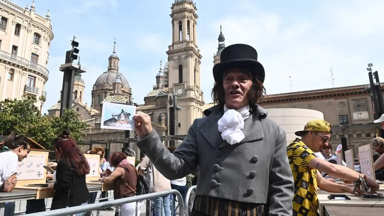 Francisco de Goya en la plaza del Pilar en las Fiestas Goyescas que honran su legado.