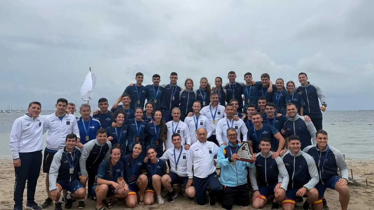 La Princesa de Asturias, junto a sus compa&ntilde;eros de la Academia General del Aire, participa en Murcia en la XXV Regata Universitaria de Pirag&uuml;ismo