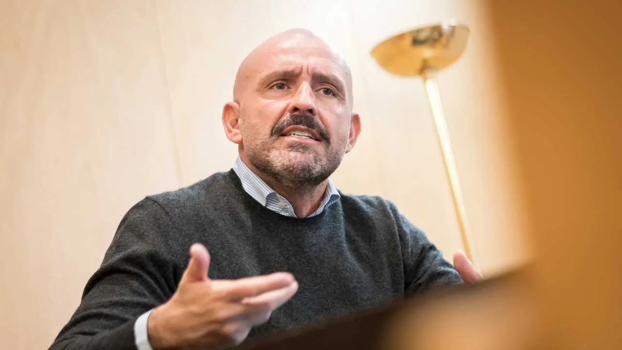 Archivo - El vicesecretario de Educaci&oacute;n e Igualdad del PP, Jaime de los Santos, durante una entrevista para Europa Press, en el Congreso de los Diputados, a 19 de noviembre de 2025, en Madrid (Espa&ntilde;a).