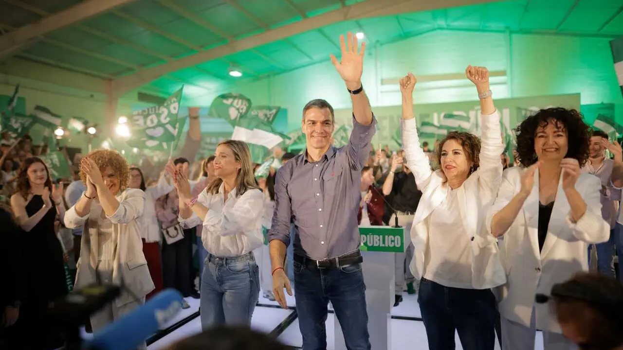 El secretario general del PSOE y presidente del Gobierno, Pedro S&aacute;nchez, y la secretaria general del PSOE-A y candidata a la Presidencia de la Junta de Andaluc&iacute;a, Mar&iacute;a Jes&uacute;s Montero, en un acto p&uacute;blico en Gibrale&oacute;n (Huelva). (Foto de archivo).