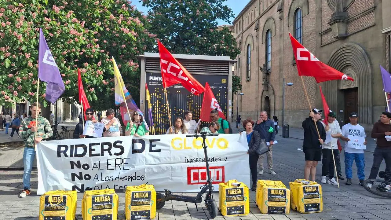 Concentraci&oacute;n en Pamplona de riders de Glovo en contra de los despidos en la empresa.