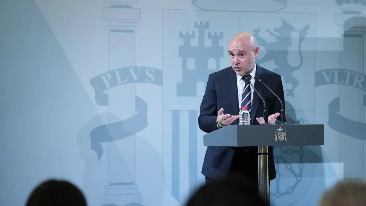 El delegado de gobierno de Catalu&ntilde;a, Carlos Prieto, ofrece declaraciones a los medios tras una reuni&oacute;n del Cuerpo Consular en la Delegaci&oacute;n del Gobierno para abordar la regularizaci&oacute;n de migrantes, a 21 de abril de 2026, en Barcelona, Catalunya (Espa&ntilde;a).