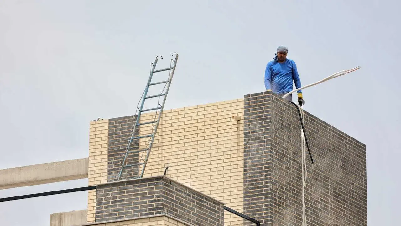 Archivo - Un operario trabajando en la construcci&oacute;n