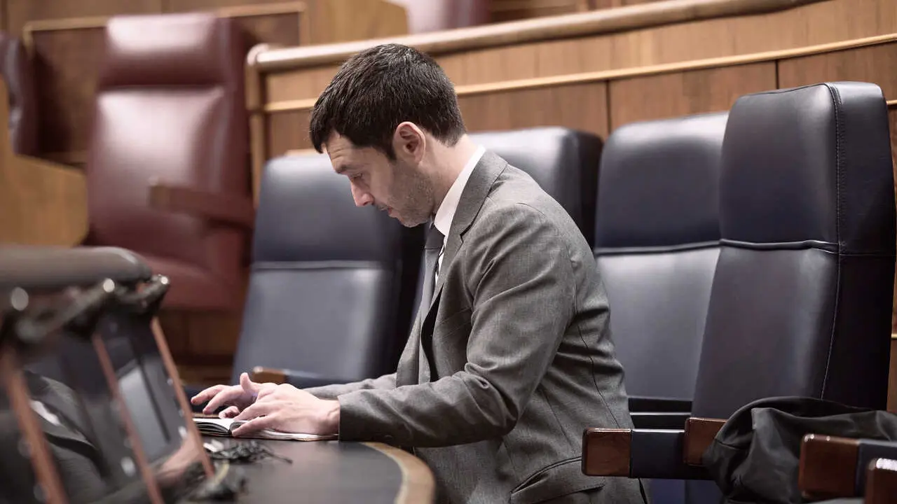 El ministro de Consumo, Pablo Bustinduy, durante una sesi&oacute;n plenaria en el Congreso, a 22 de abril de 2026, en Madrid (Espa&ntilde;a). 