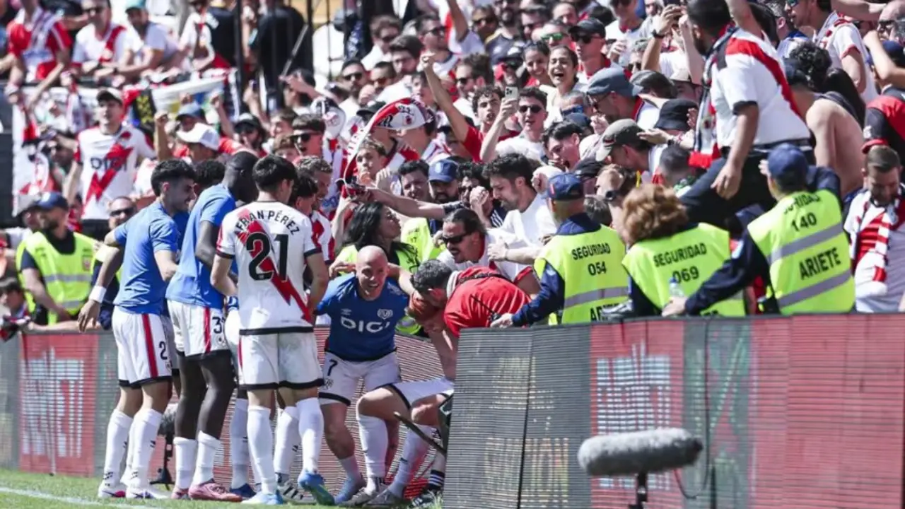 La celebraci&oacute;n del Rayo Vallecano tras empatar el partido ante la Real