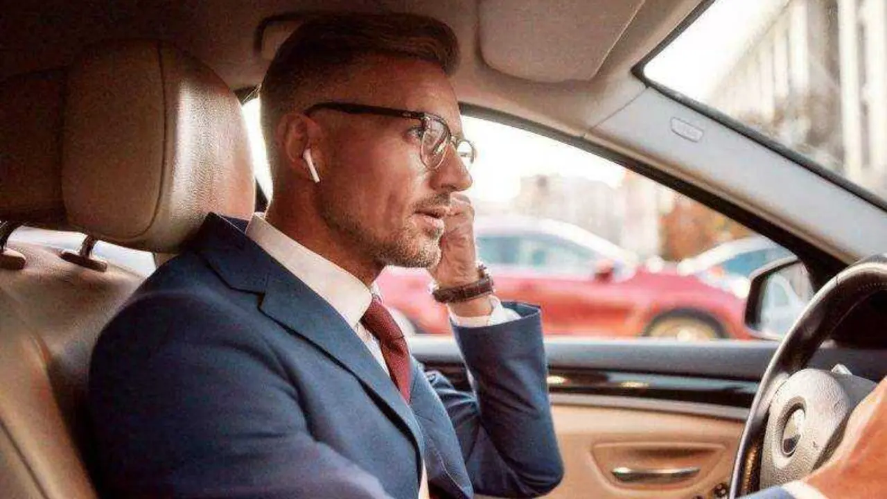 Hombre conduciendo con air pods