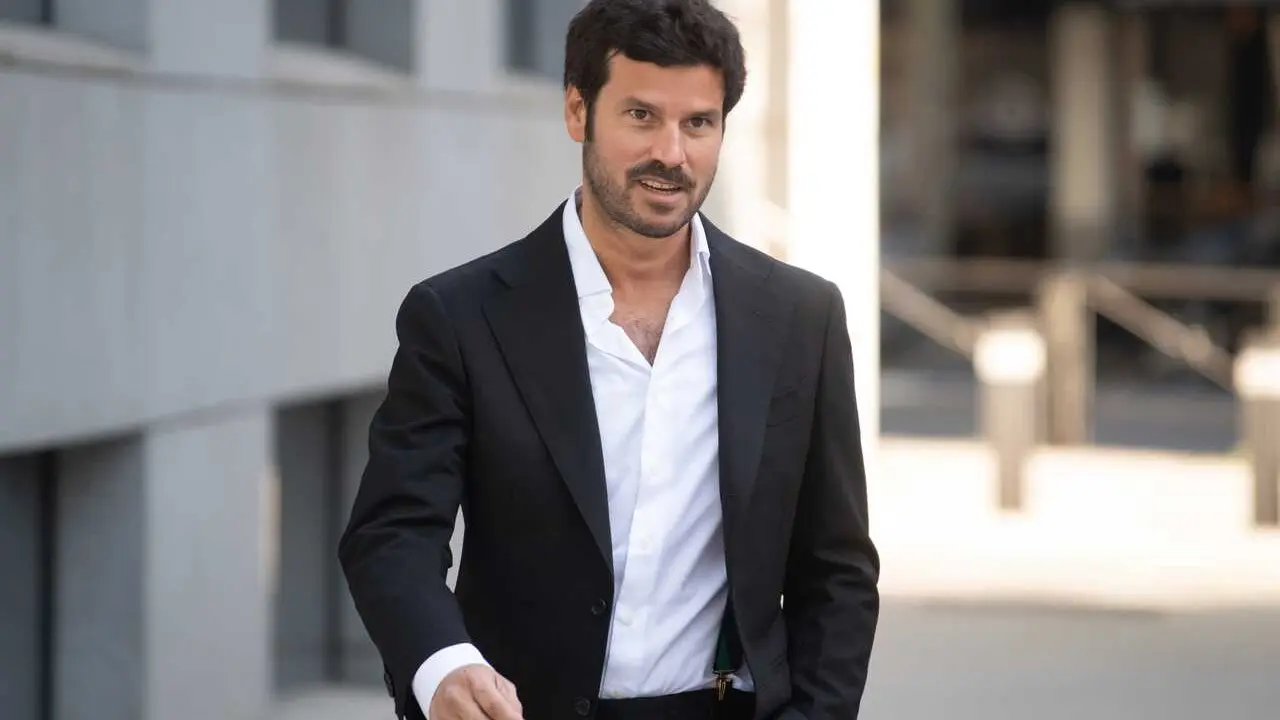 El hijo de Luis B&aacute;rcenas, Guillermo B&aacute;rcenas, a su llegada a la Audiencia Nacional, a 23 de abril de 2026, en San Fernando, Madrid (Espa&ntilde;a). 