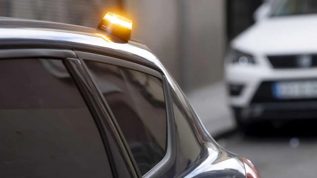 Archivo - El 83% de las incidencias en carretera en Espa&ntilde;a no se se&ntilde;alizan con balizas V16 conectadas