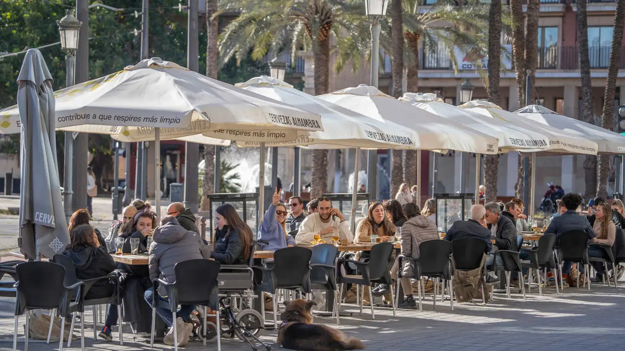 Archivo - Un grupo de personas en una terraza de la playa de la Malvarrosa 