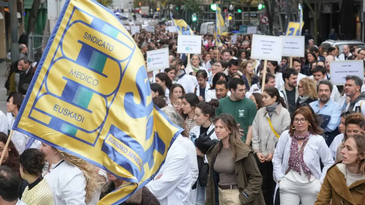 Archivo - M&eacute;dicos de Osakidetza durante una manifestaci&oacute;n 