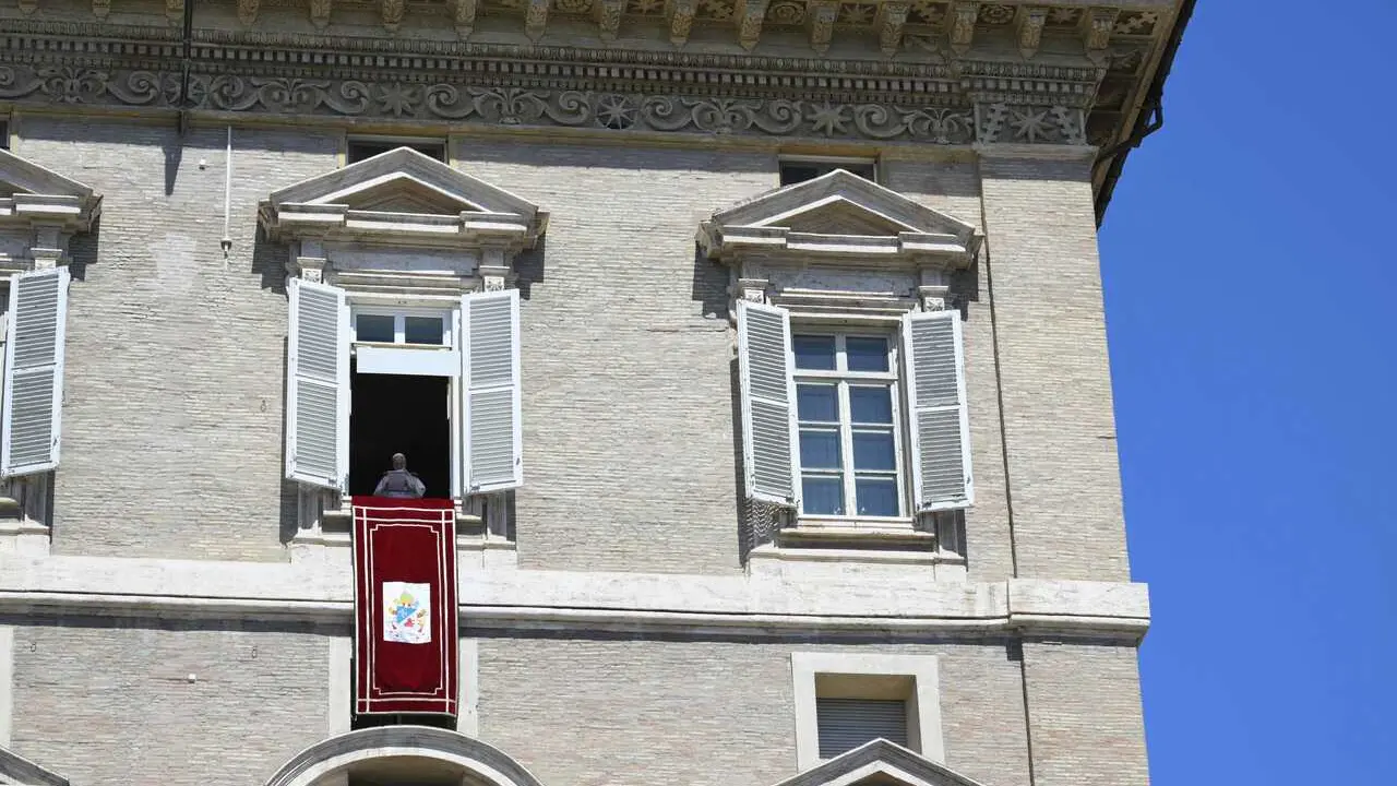 **NO LIBRI** Italy, Rome, Vatican, 2026/4/26 .Pope Leo XIV waves from the window of the apostolic palace overlooking St. Peter's square during the Regina Coeli prayer in The Vatican   Photograph by VATICAN MEDIA  / Catholic Press Photo