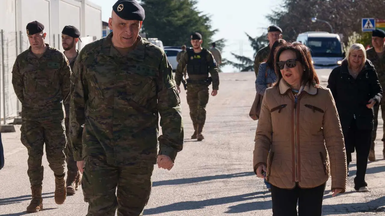 Archivo - El accidental de la Brigada Guadarrama, Coronel Luis Vicente Vera, y la ministra de Defensa, Margarita Robles, durante la visita la Brigada &lsquo;Guadarrama&rsquo; XII (BRI XII), en la base militar El Goloso, a 16 de marzo de 2026, en Madrid (Espa&ntilde;a).