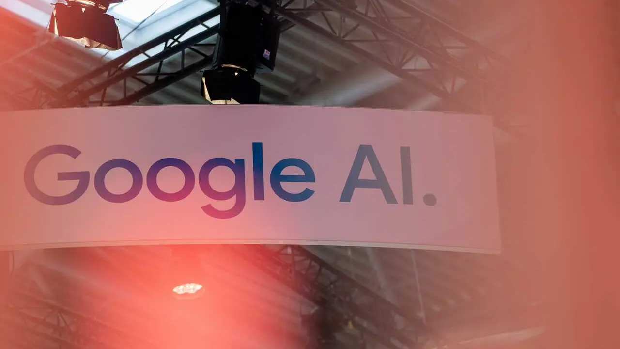Archivo - Durante el Sal&oacute;n Internacional del Autom&oacute;vil (IAA Mobility) se puede ver un cartel con la inscripci&oacute;n &laquo;Google AI&raquo;.