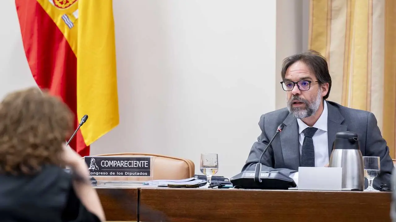 El presidente de la Entidad P&uacute;blica Empresarial Renfe Operadora, &Aacute;lvaro Fern&aacute;ndez Heredia, comparece ante la Comisi&oacute;n de Transportes y Movilidad Sostenible, a 28 de abril de 2026, en Madrid (Espa&ntilde;a).