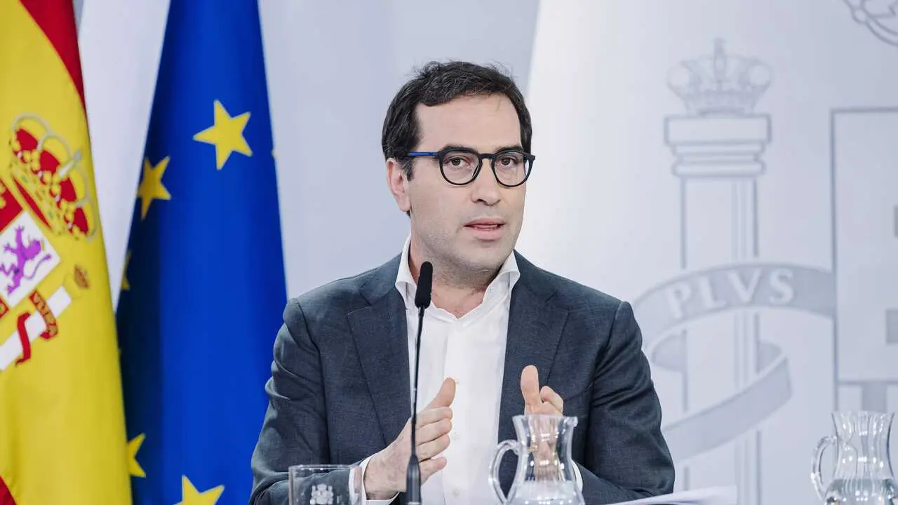 El vicepresidente primero y ministro de Econom&iacute;a, Comercio y Empresa, Carlos Cuerpo, durante la rueda de prensa posterior al Consejo de Ministros, a 28 de abril de 2026, en Madrid (Espa&ntilde;a). Coincidiendo con el D&iacute;a Mundial de la Seguridad y la Salud en el 