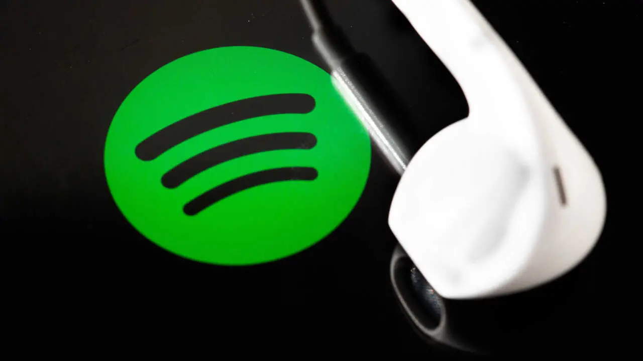 Archivo - FILED - 07 February 2022, Berlin: Headphones are on the screen of a smartphone, which displays the logo from the music streaming service Spotify. Photo: Fernando Gutierrez-Juarez/dpa-Zentralbild/dpa