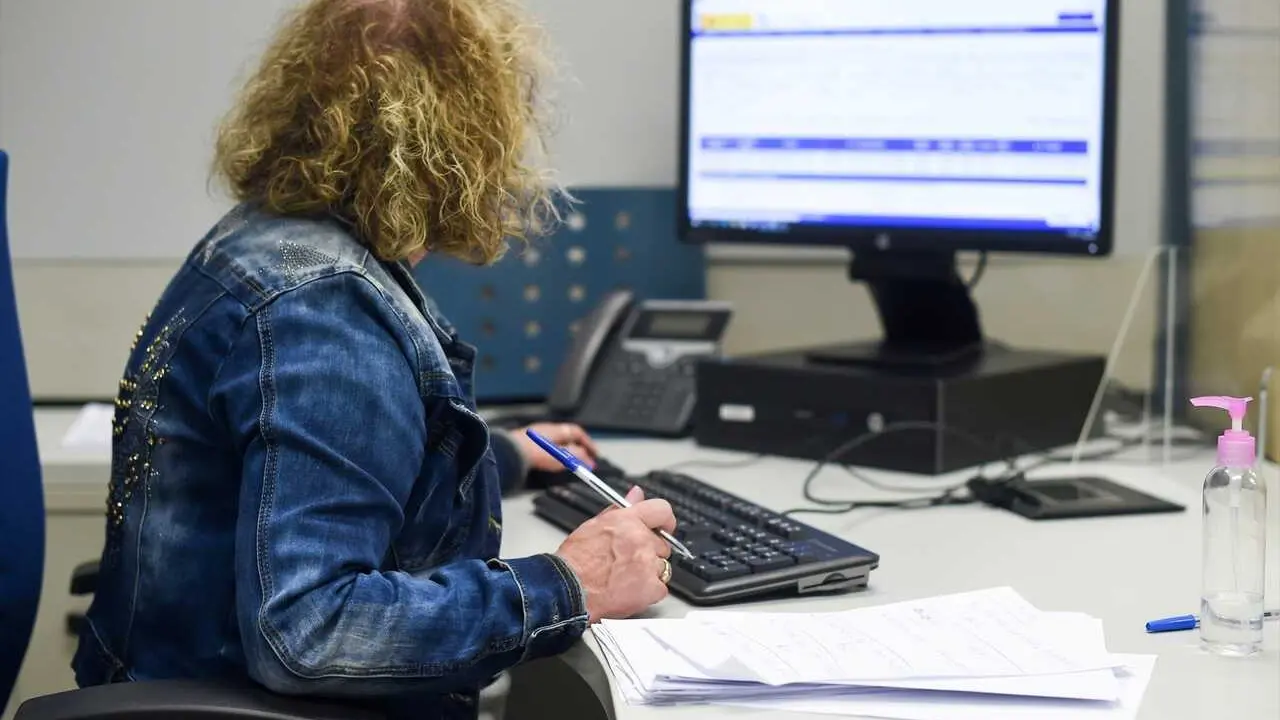 Archivo - (Foto de ARCHIVO) Una empleada p&uacute;blica durante su jornada laboral, en la oficina de la Agencia Estatal de la Administraci&oacute;n Tributaria
