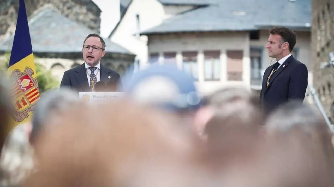 Espot y Macron durante el discurso en la pla&ccedil;a del Poble