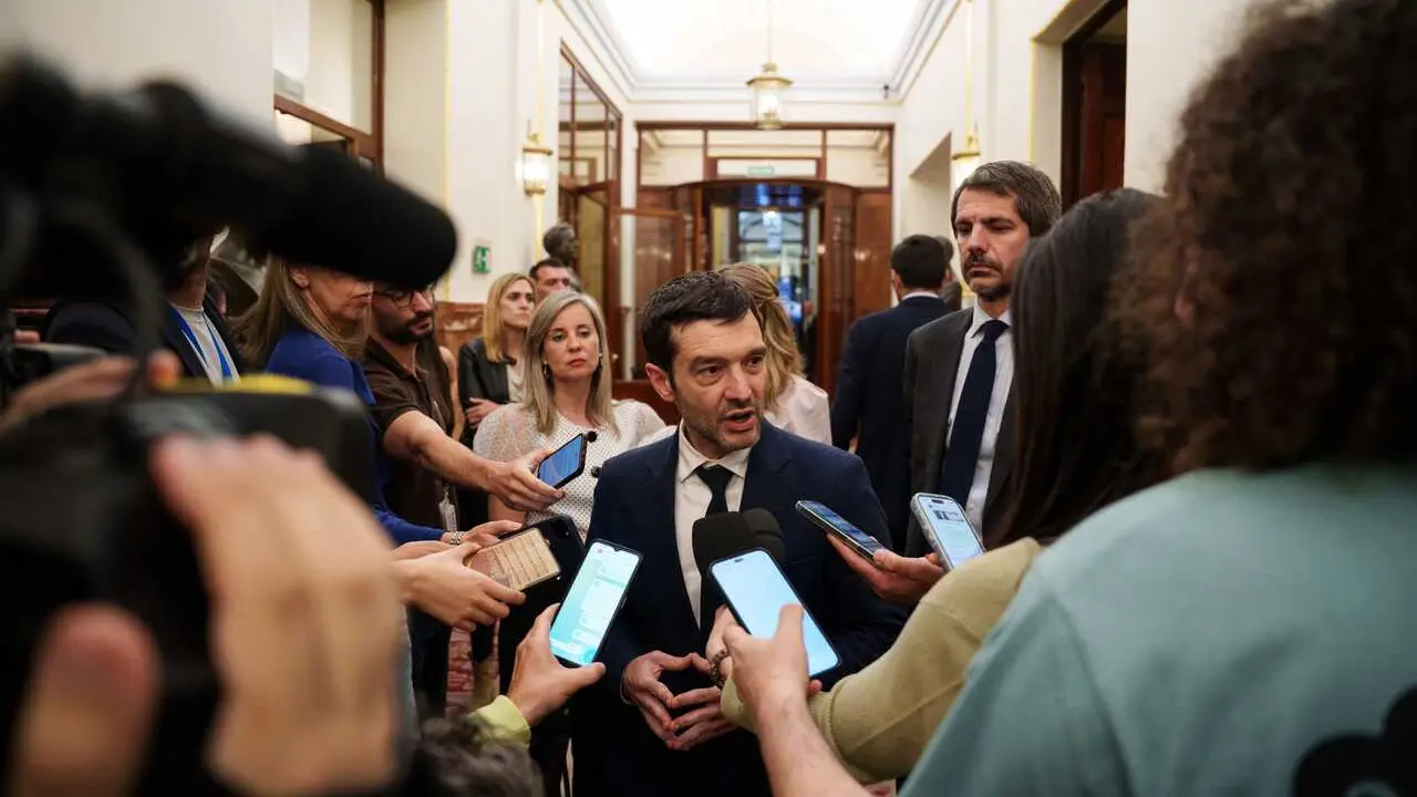 El ministro de Derechos Sociales, Consumo y Agenda 2030, Pablo Bustinduy, atiende a los medios de comunicaci&oacute;n tras una sesi&oacute;n plenaria en el Congreso, a 28 de abril de 2026, en Madrid (Espa&ntilde;a). 