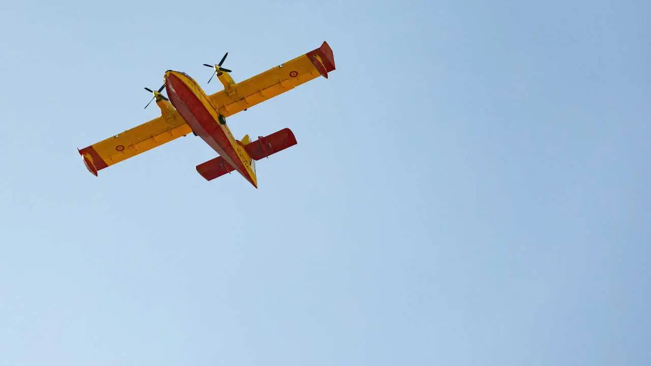 Archivo - Un avi&oacute;n anfibio apagafuego del Ej&eacute;rcito de Aire durante los ensayos previos al acto por el 12 de octubre.