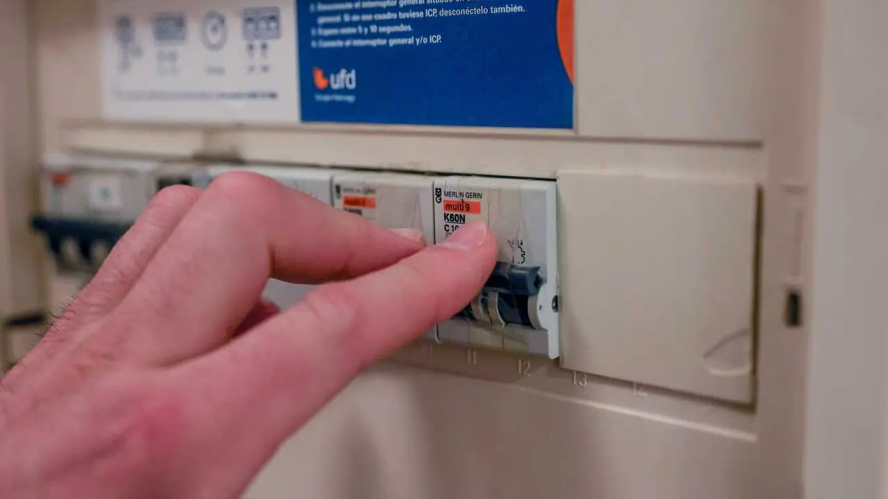 Archivo - Un cuadro el&eacute;ctrico de una casa