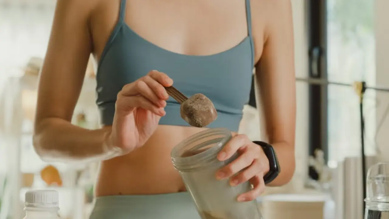 Mujer tomando creatina