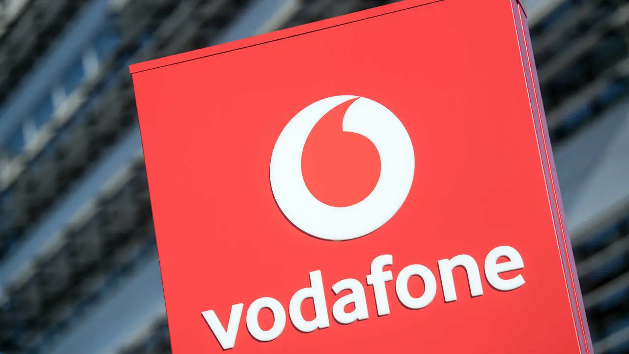 Archivo - FILED - 09 May 2018, North Rhine-Westphalia, Duesseldorf: The Vodafone logo seen in front of the Vodafone Germany headquarters. Photo: Federico Gambarini/dpa
