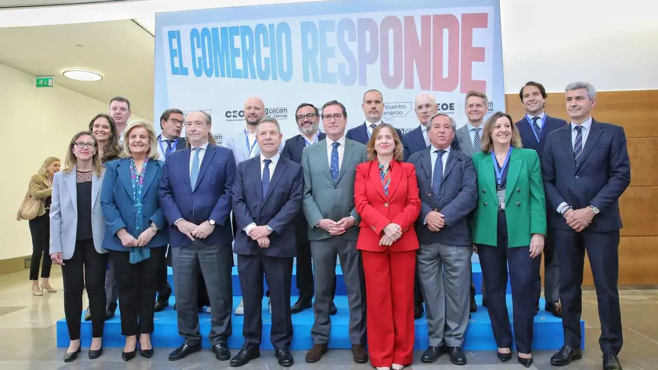 El presidente de Castilla-La Mancha, Emiliano Garc&iacute;a-Page (1 fila, 4i), el presidente de CEOE, Antonio Garamendi (1 fila, c), la secretaria de Estado de Comercio, Amparo L&oacute;pez Senovilla (1 fila, 4d ) y el presidente de Cecam, &Aacute;ngel Nicol&aacute;s (1 fila, 3d), d