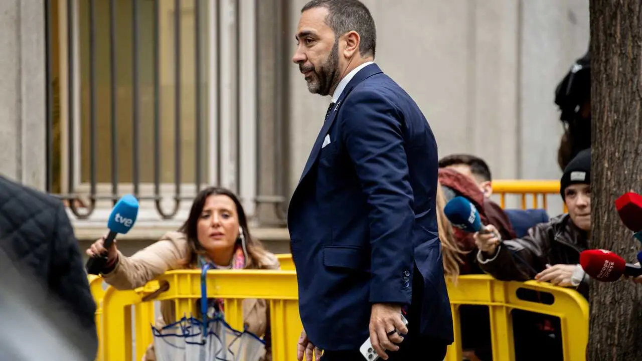 El empresario V&iacute;ctor de Aldama a su llegada al Tribunal Supremo a declarar como acusado en el juicio de las mascarillas, a 29 de abril de 2026, en Madrid (Espa&ntilde;a).
