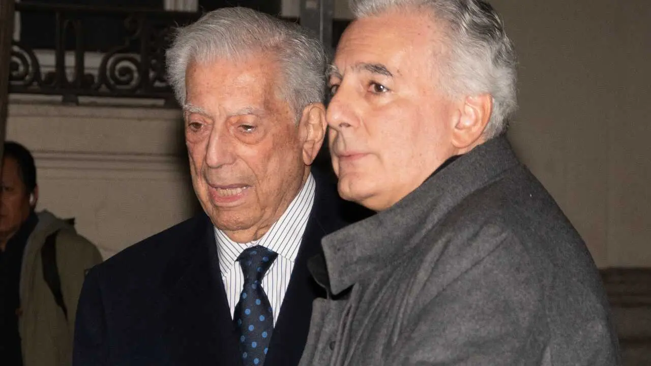 Archivo - El Premio Nobel Mario Vargas Llosa (i) y su hijo, el periodista &Aacute;lvaro Vargas Llosa, en una foto de archivo.