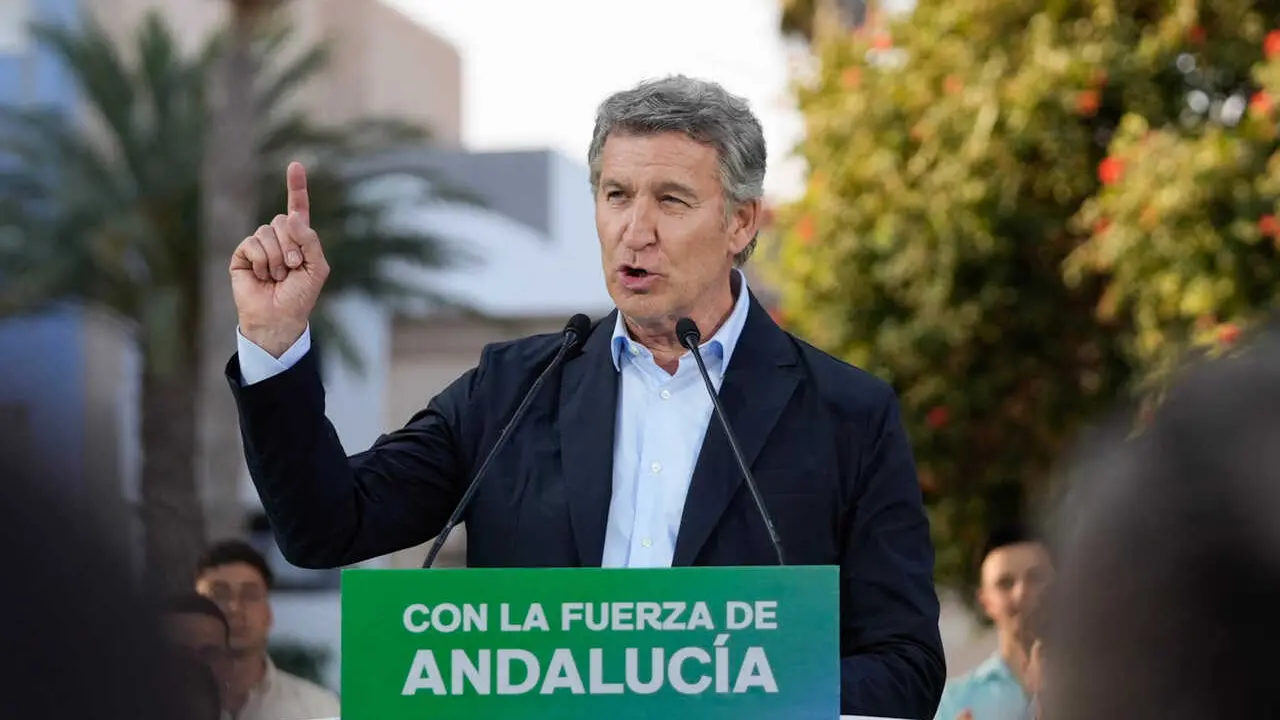 El presidente del Partido Popular, Alberto N&uacute;&ntilde;ez Feij&oacute;o interviene en el mitin de precampa&ntilde;a de las elecciones andaluzas, a 29 de abril de 2026 en Roquetas de Mar, Almer&iacute;a (Andaluc&iacute;a, Espa&ntilde;a). El presidente del Partido Popular, Alberto N&uacute;&ntilde;ez Feij&oacute;o, inter