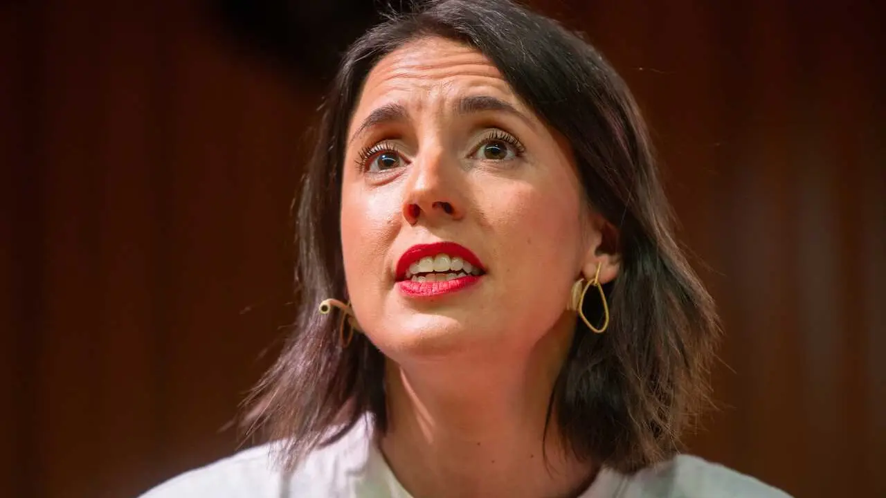 La secretaria pol&iacute;tica de Podemos y eurodiputada, Irene Montero, durante el di&aacute;logo 'Qu&egrave; s'ha de fer?', a 9 de abril de 2026, en Barcelona, Catalunya (Espa&ntilde;a). 