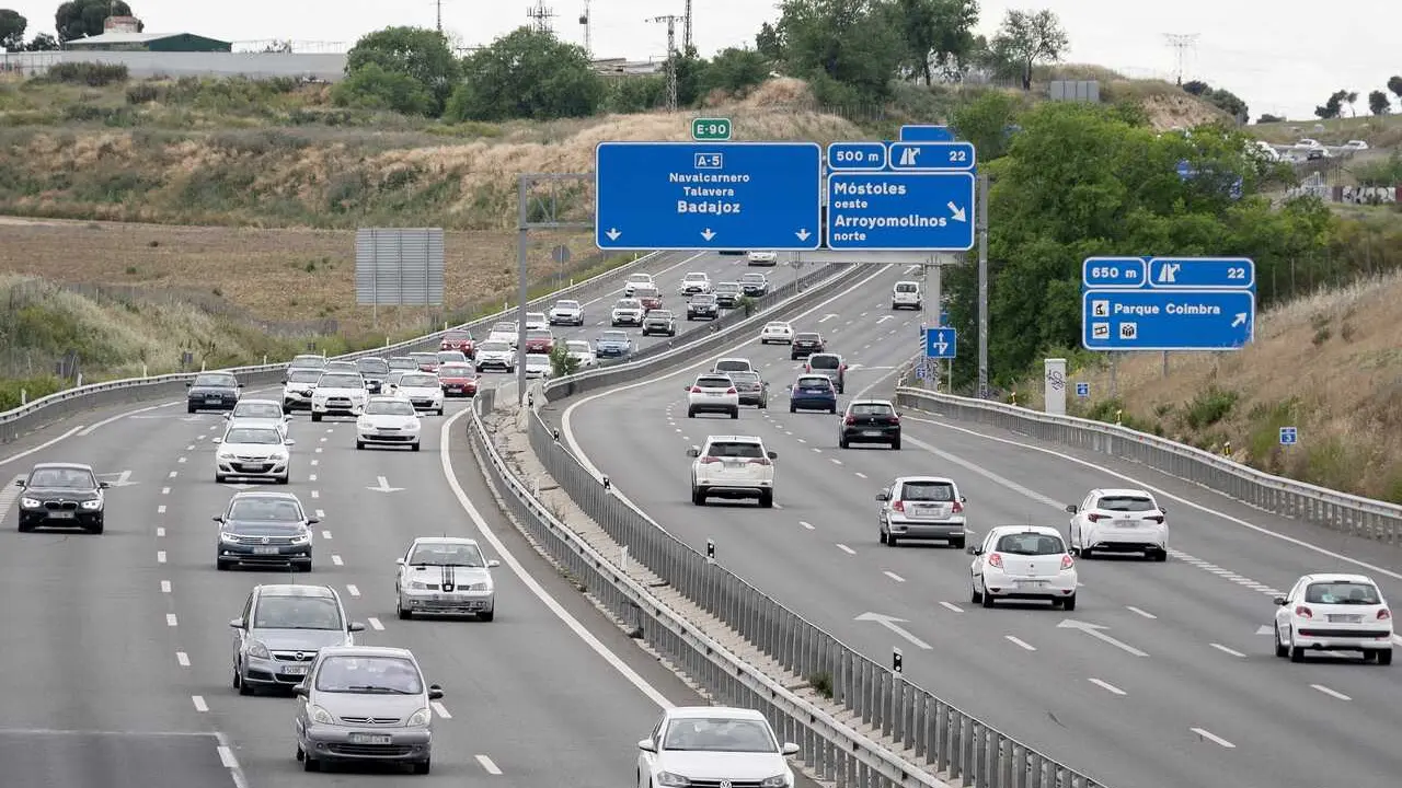 Archivo - Tr&aacute;fico en la autov&iacute;a A-5 por la operaci&oacute;n retorno del puente de mayo, a 5 de mayo de 2024, en Madrid (Espa&ntilde;a). La operaci&oacute;n salida del puente de mayo comenz&oacute; el pasado martes, 30 de abril y finaliza hoy, 5 de mayo. La Direcci&oacute;n General de Tr&aacute;fi