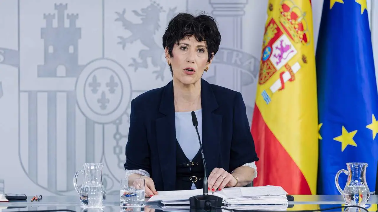 La ministra portavoz, Elma Saiz, durante la rueda de prensa posterior al Consejo de Ministros, a 28 de abril de 2026, en Madrid (Espa&ntilde;a). 