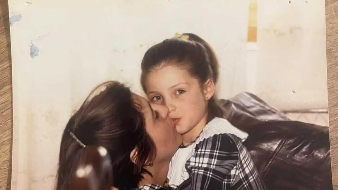 Sara Carbonero de ni&ntilde;a junto a su madre