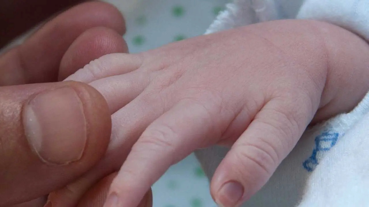 Archivo - Imagen de archivo de la mano de un beb&eacute;.