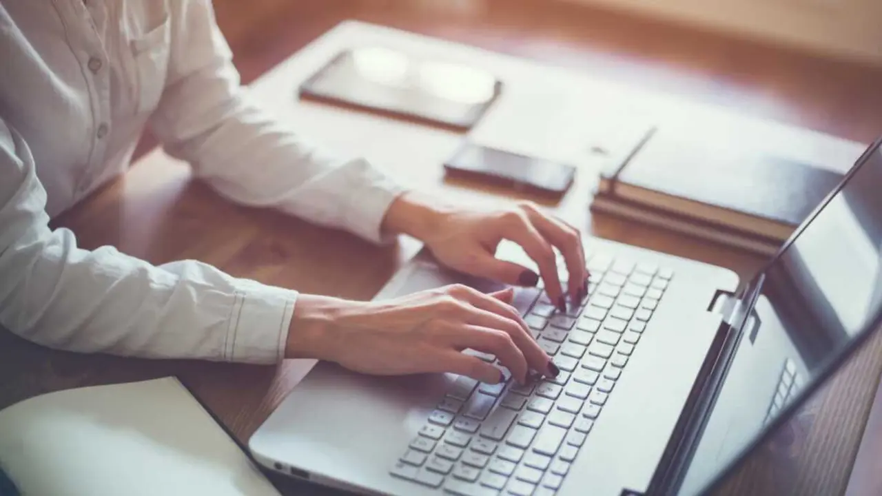 Archivo - Recurso de una mujer escribiendo en un ordenador port&aacute;til.