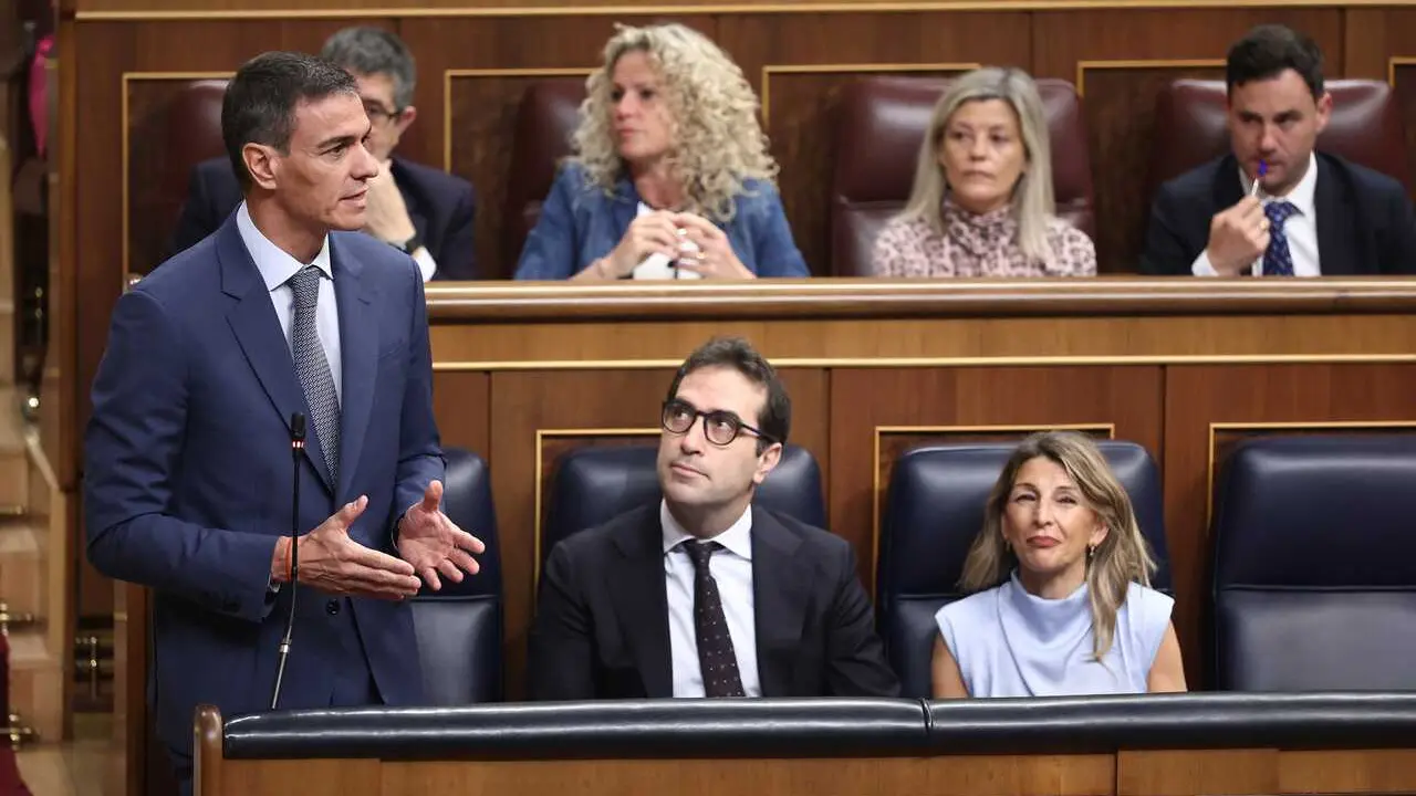El presidente del Gobierno, Pedro S&aacute;nchez, el vicepresidente y ministro de Econom&iacute;a, Carlos Cuerpo, y la vicepresidenta segunda y ministra de Trabajo, Yolanda D&iacute;az, durante una sesi&oacute;n plenaria en el Congreso, a 29 de abril de 2026, en Madrid (Espa&ntilde;a). 