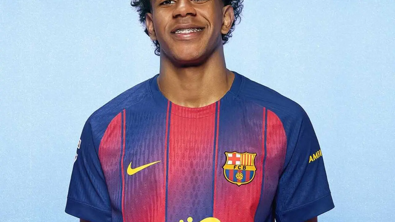 El jugador Lamine Yamal con la camiseta que el FC Barcelona lucir&aacute; con el logo de la artista Olivia Rodrigo