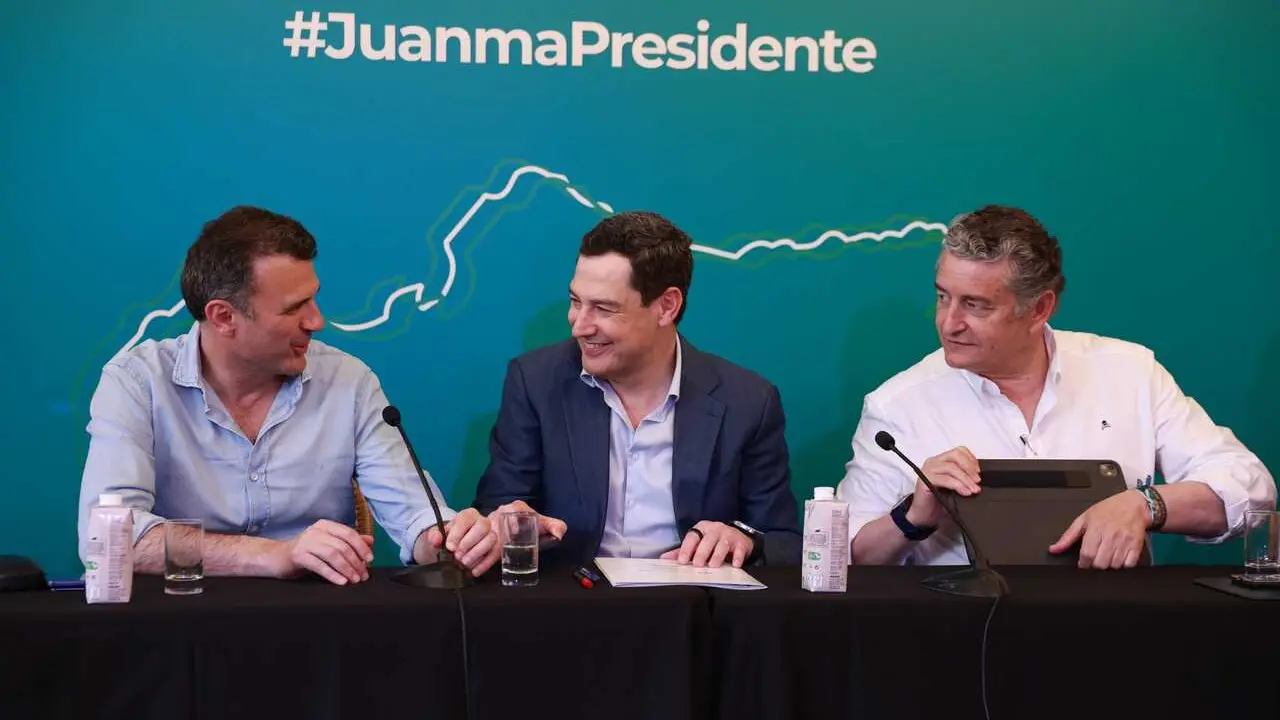 El presidente del PP de Andaluc&iacute;a, Juanma Moreno (c), el candidato n&uacute;mero uno por C&aacute;diz, Antonio Sanz (d), y el alcalde de C&aacute;diz, Bruno Garc&iacute;a (i), durante un acto del PP.  