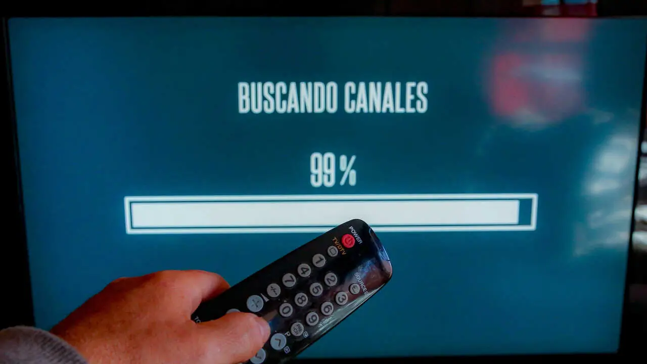 Archivo - Una persona utiliza su mando de la televisi&oacute;n para buscar canales
