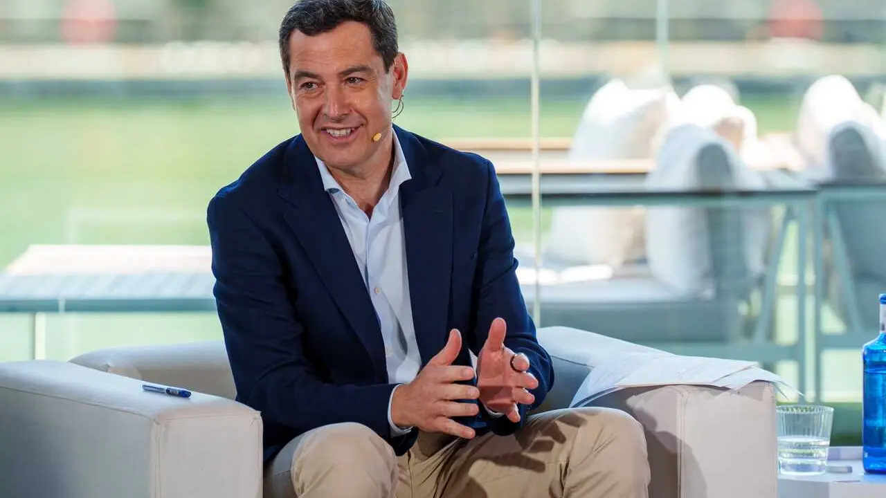El presidente del PP de Andaluc&iacute;a y candidato a la reelecci&oacute;n a la Junta, Juanma Moreno, participa en el acto electoral &lsquo;Di&aacute;logo Estrat&eacute;gico. La Nueva Andaluc&iacute;a&rsquo;. A 1 de mayo de 2026 en Sevilla, Andaluc&iacute;a (Espa&ntilde;a). El presidente del PP de Andaluc&iacute;a y cand