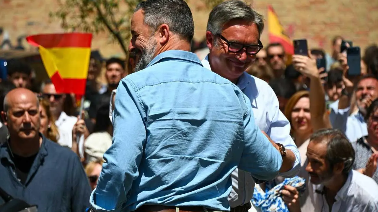 Santiago Abascal y Manuel Gavira se saludan en el acto de campa&ntilde;a celebrado en Ja&eacute;n.