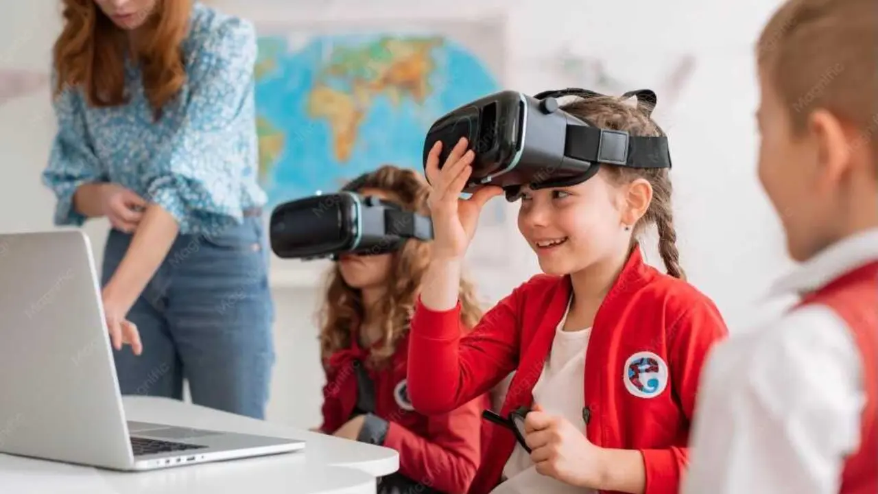 Estudiante utilizando gafas VR en laboratorio de qu&iacute;mica virtual de alta fidelidad | Kiwistock
