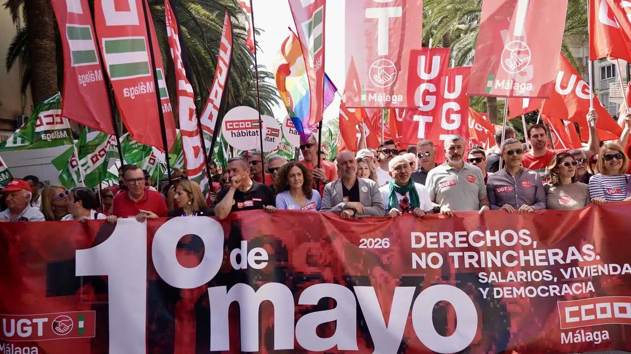 El secretario general de CCOO, Unai Sordo (6d), junto al secretario general de UGT, Pepe &Aacute;lvarez (5d), tras la pancarta que abre la manifestaci&oacute;n convocada en M&aacute;laga con motivo del 1 de mayo. 