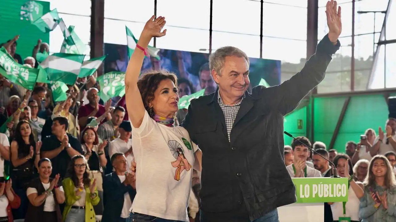 La secretaria general del PSOE-A y candidata a la presidencia de la Junta de Andaluc&iacute;a, Mar&iacute;a Jes&uacute;s Montero, y el expresidente del Gobierno Jos&eacute; Luis Rodr&iacute;guez Zapatero, en un mitin en C&aacute;rtama (M&aacute;laga).