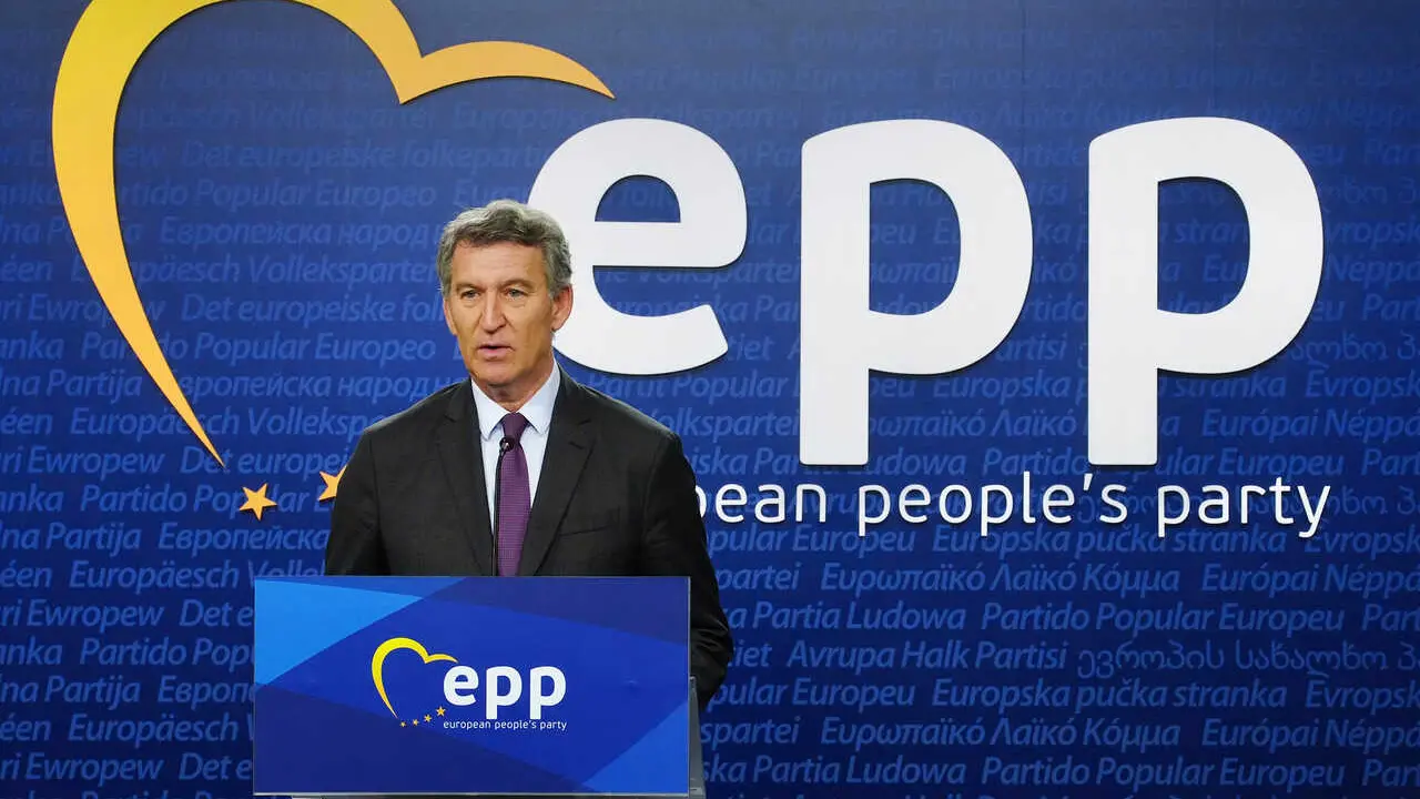 Archivo - El presidente del PP, Alberto N&uacute;&ntilde;ez Feij&oacute;o, durante una rueda de prensa, a 26 de junio de 2025, en Bruselas (B&eacute;lgica). 
